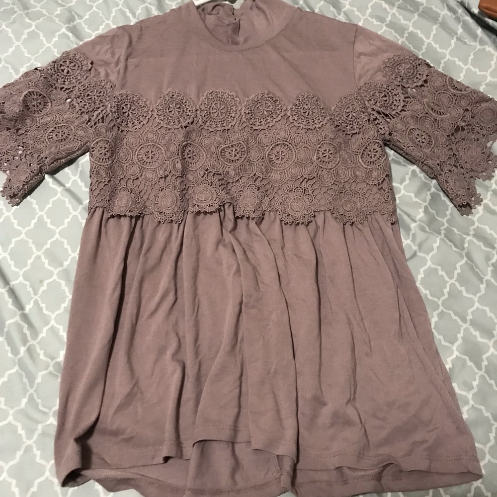 Blouse with laced sleeves